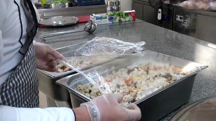 Her gün 350 kişiye aşevinden sıcak yemek ulaştırılıyor