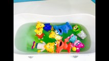 MIXING COLORS In BATHTUB with Daniel Tigers Neighbourhood SESAME STREET Toys-