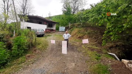 Kendisini ve eşini karantinaya aldı; evinin girişine astığı yazılarla misafirleri geri çeviriyor