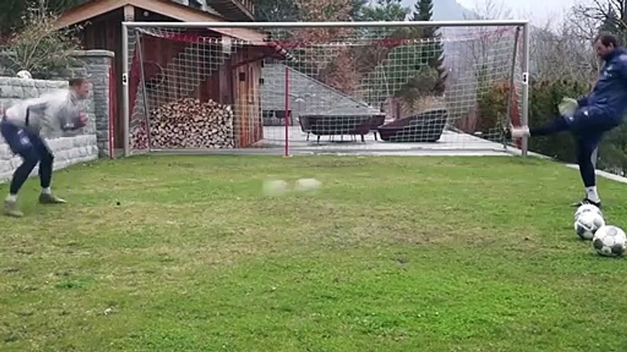 Manuel Neuer training