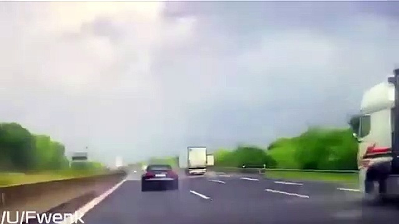 Um carro desportivo, um camião e uma poça, como vai acabar isto?