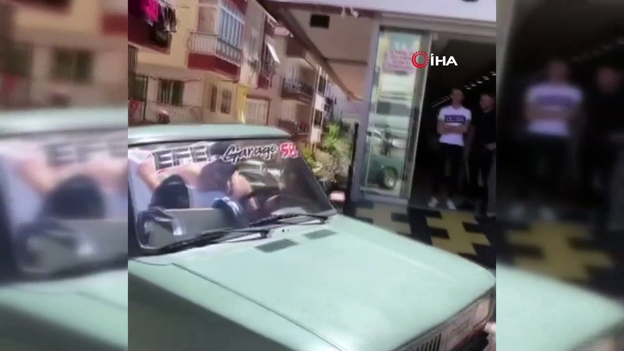 Denize girmenin yasak olduğu Antalya'da gençlerin ilginç çözümü... Üstü açık havuzlu otomobilde keyif yaptılar