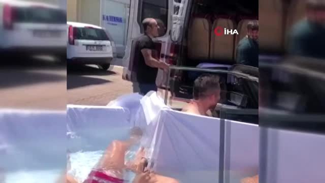 Denize girmenin yasak olduğu Antalya'da gençlerin ilginç çözümü... Üstü açık havuzlu otomobilde...
