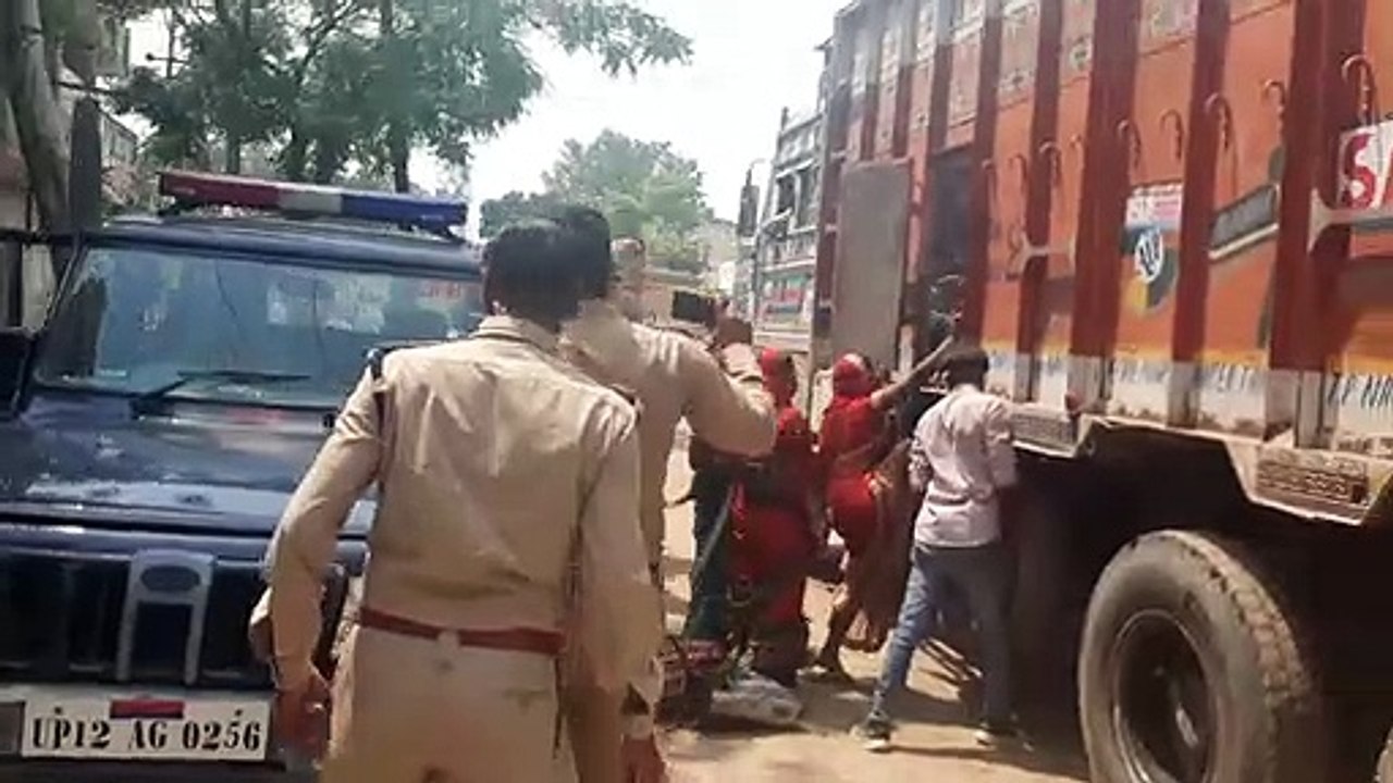 सैकड़ों किलोमीटर पैदल चलकर पहुंचे 15 मजदूर