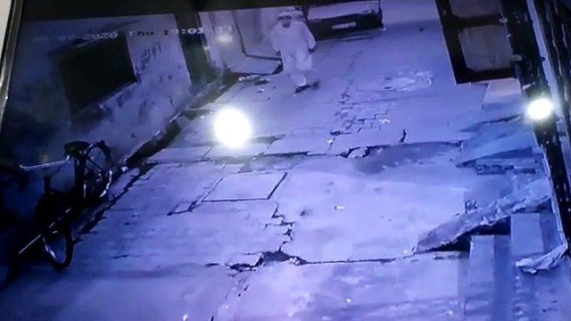 रामपुर में शातिर चोर की चोरी सीसीटीवी में कैद,वीडियो देखें