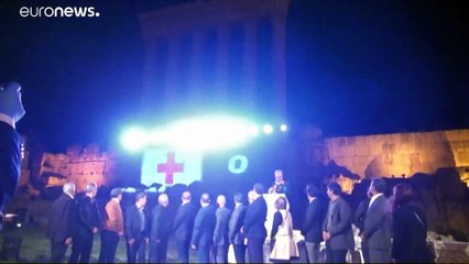 شاهد: قلعة بعلبك بحلة بيضاء مضاءة بعلمي الصليب والهلال الأحمر تكريما للطواقم الطبية