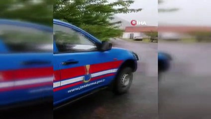 Anneler Günü çiçeğini jandarma ulaştırdı