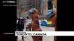 Kanada’da 'anne ve yavru dinozor' halka maske dağıttı