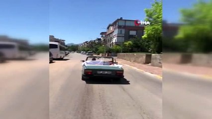 Antalya'da üstü açık otomobille sosyal mesafeli havuz keyfi