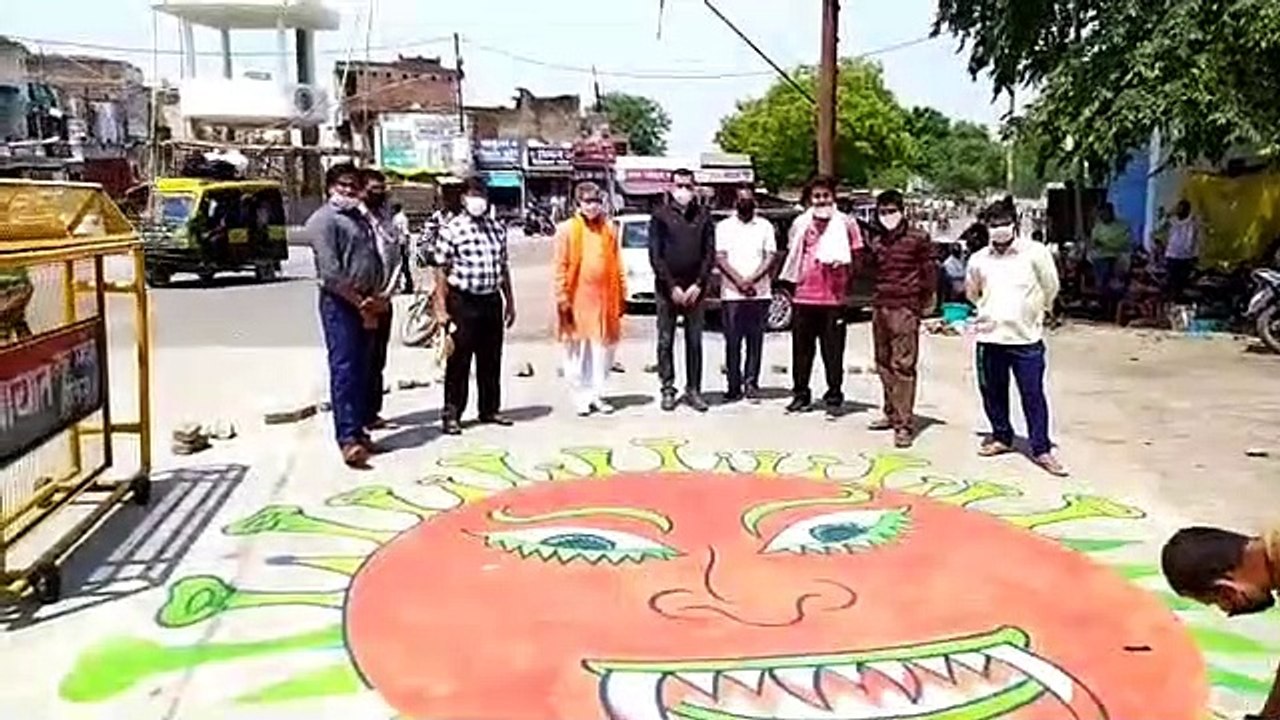कोरोना से बचाव के लिए पेंटिंग बनाकर लोगों को जागरूक कर रहे आर एस एस के कार्यकर्त्ता