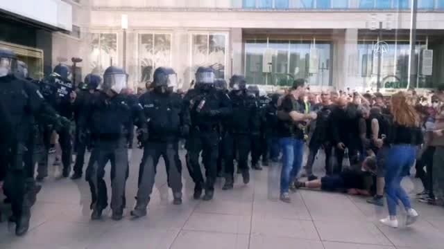 Alman polisi, kol değnekli göstericiyi darbederek gözaltına aldı