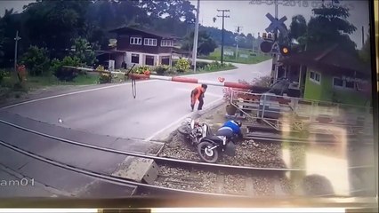 Il n'a pas vu la barrière du passage à niveau... Douloureux