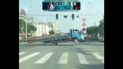 Ce camion bien trop chargé rebondit sur la route