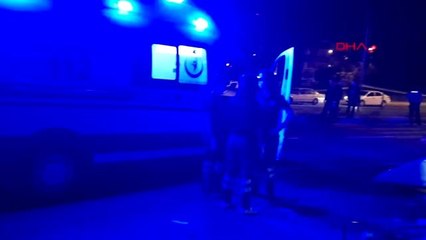 Edremit'te, kamyonet otomobile arkadan çarptı 2 ölü, 3 yaralı