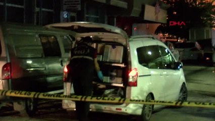 KÜÇÜKÇEKMECE'DE PARKTA OTURAN GENÇLERE SİLAHLI SALDIRI: 2 YARALI