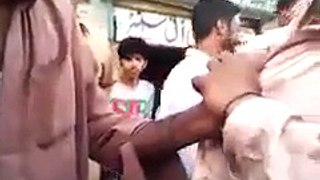 a fight between two pot addict in pakistan lahore