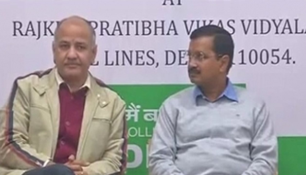 Khabar 100: Kejriwal administers oath to school students!