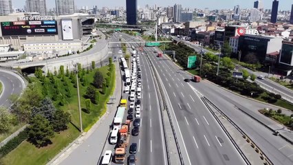 Sokağa Çıkma Kısıtlamasında Mahmutbey Gişeleri'nde Uzun Kuyruklar Oluştu