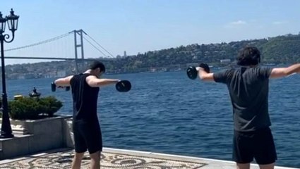 Kerim Sabancı ve Hacı Sabancı Boğaz'daki yalılarında denize karşı spor yaptı