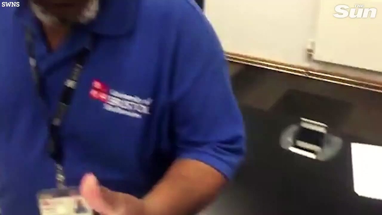 Khoảnh khắc cảm động khi người lao công nhận được quà từ sinh viên ĐH