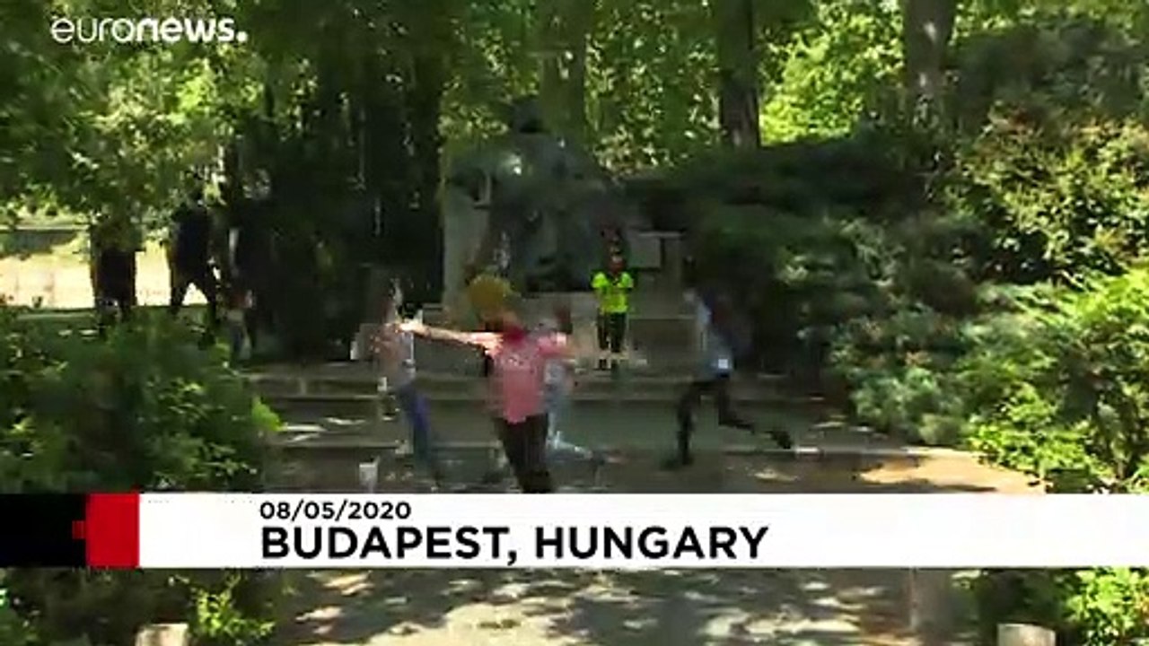 Statuen als Partner: Tanz zum Europatag