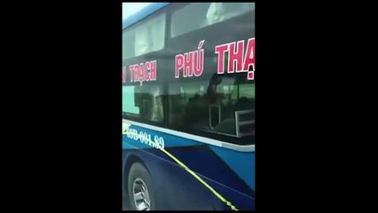 Clip tài xế lái xe bằng chân trên cao tốc Trung Lương
