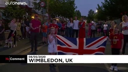 Ils chantent à l'unisson pour célébrer la fin de la Seconde Guerre mondiale
