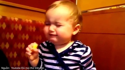 Vô vàn biểu cảm hài hước của các em bé trong lần đầu thử ăn chua