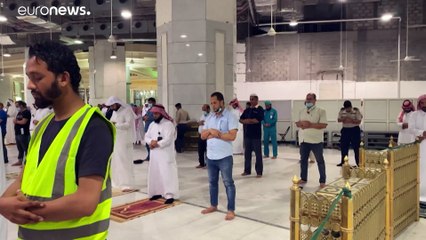 شاهد: السعودية تضع بوابات تعقيم ذاتي للوافدين إلى المسجد الحرام للحد من انتشار كورونا