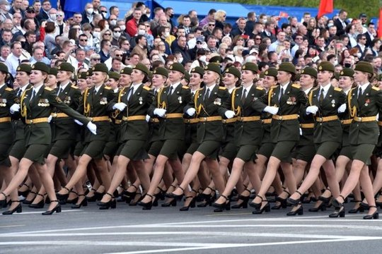 Virüs dinlemediler! Belarus'ta Zafer Günü'nde halka açık tören düzenlendi