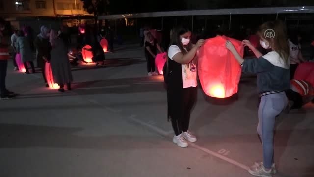 Anneler için dilek fenerleri uçuruldu