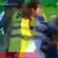 HLV Tite té lộn nhào khi ăn mừng bàn thắng của Coutinho