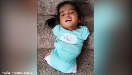 Rơi nước mắt với hình ảnh em bé không tay không chân cố trườn xuống bậc thang