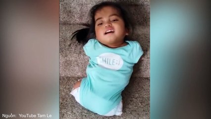 Rơi nước mắt với hình ảnh em bé không tay không chân cố trườn xuống bậc thang