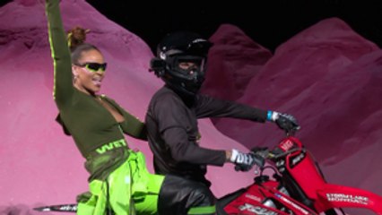Rihanna Mixes Social Media With Fashion
