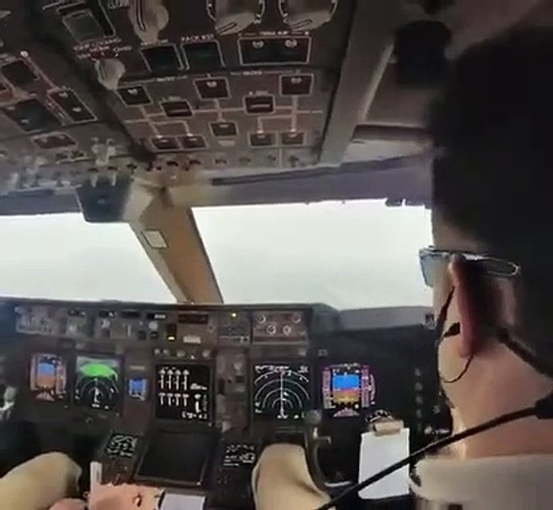 Landing a Boeing 747 in difficult weather conditions through the eyes of pilots