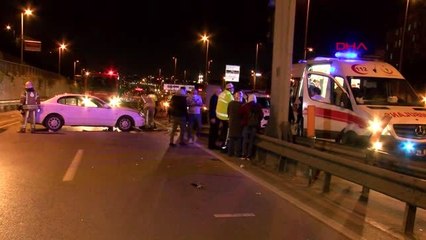 BEYOĞLU'NDA YAKINLARININ CENAZESİNE GİDERKEN KAZA YAPTILAR