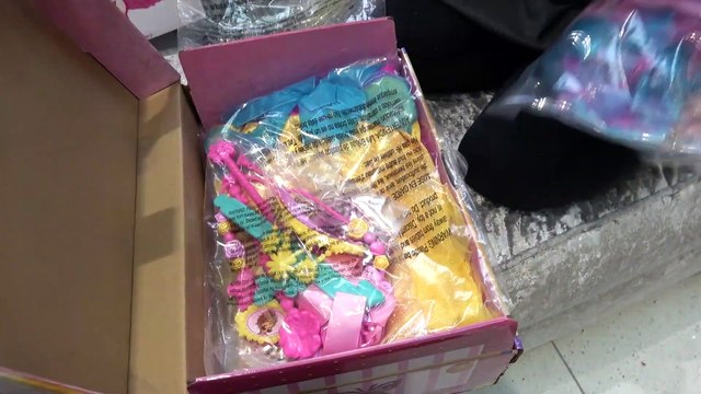 Sophia e Isabella Mostrando a Boneca Fancy Nancy da Disney e se vestindo de Princesa Disney Fancy Nancy