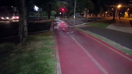 Mulher fica ferida após cair de bicicleta na Av. Tancredo Neves