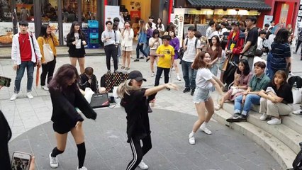 Beautyful girls dancing on road at hundepgu in korea
