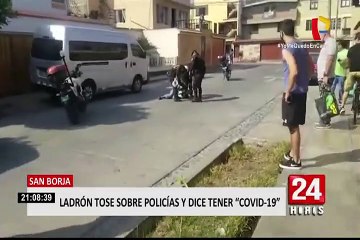 Sujeto es intervenido por policías y tose dentro de patrullero para evitar detención