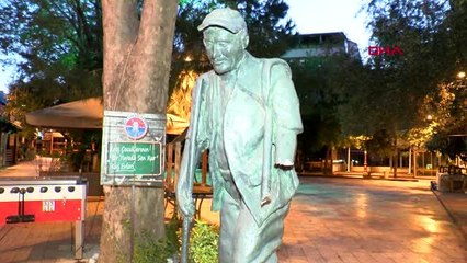 MALTEPE'DEKİ TEMİZLİK İŞÇİSİ GAZİ CERAN HEYKELİ'NİN KOLU KIRILDI