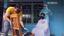Tukang Cukur Panggilan Pakai APD Cegah Corona