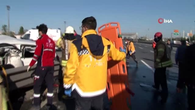 Direksiyon hakimiyetini kaybeden sürücü bariyerlere çarparak durabildi