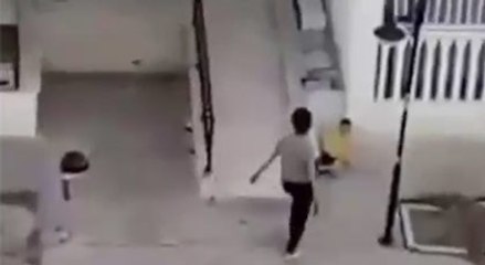 Çocukları kovalayan polis açığa alındı