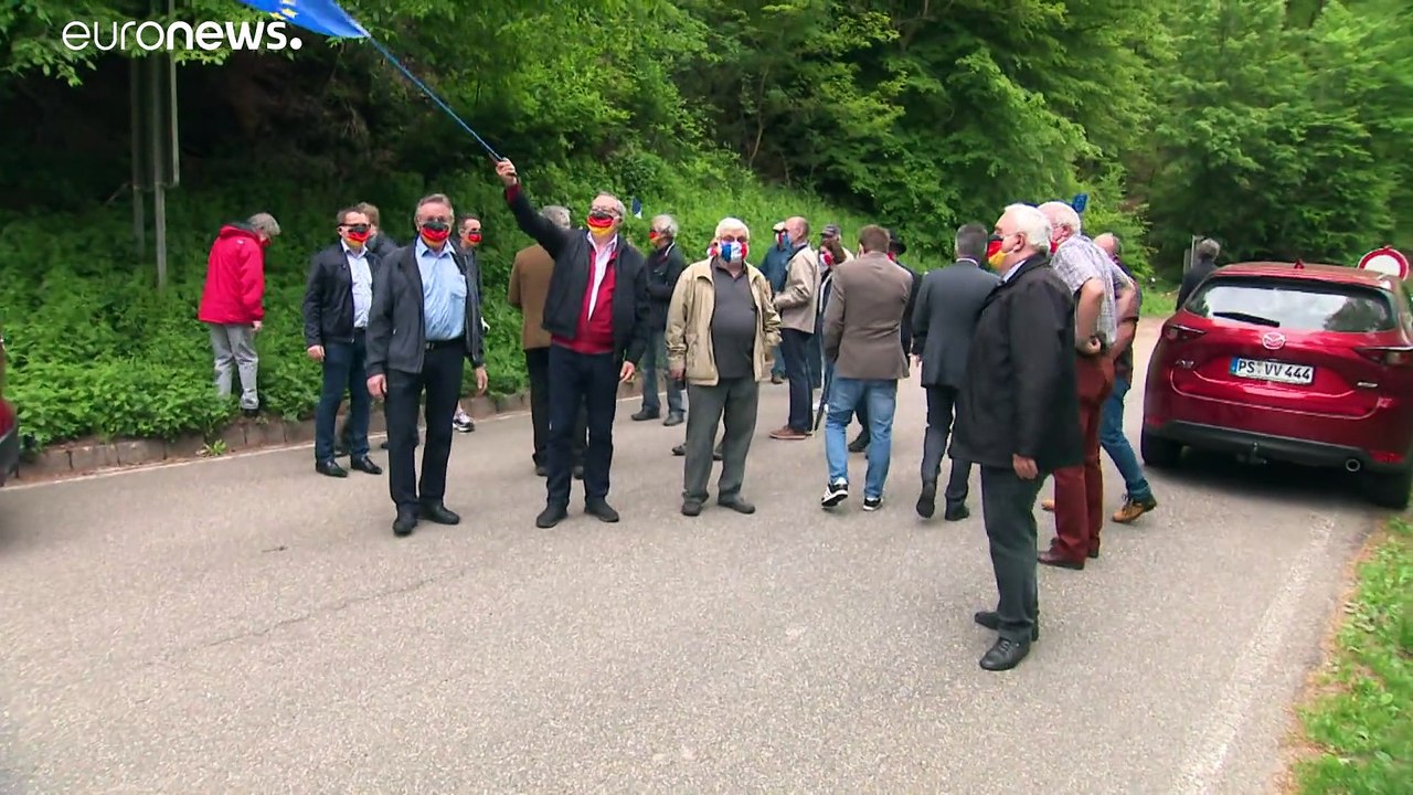 Nieder mit der Grenze - vielerorts Proteste gegen Corona-Regeln
