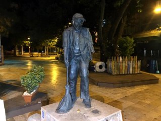 Sokağa çıkma kısıtlamasında çöpçü heykelinin kolunu kırdılar