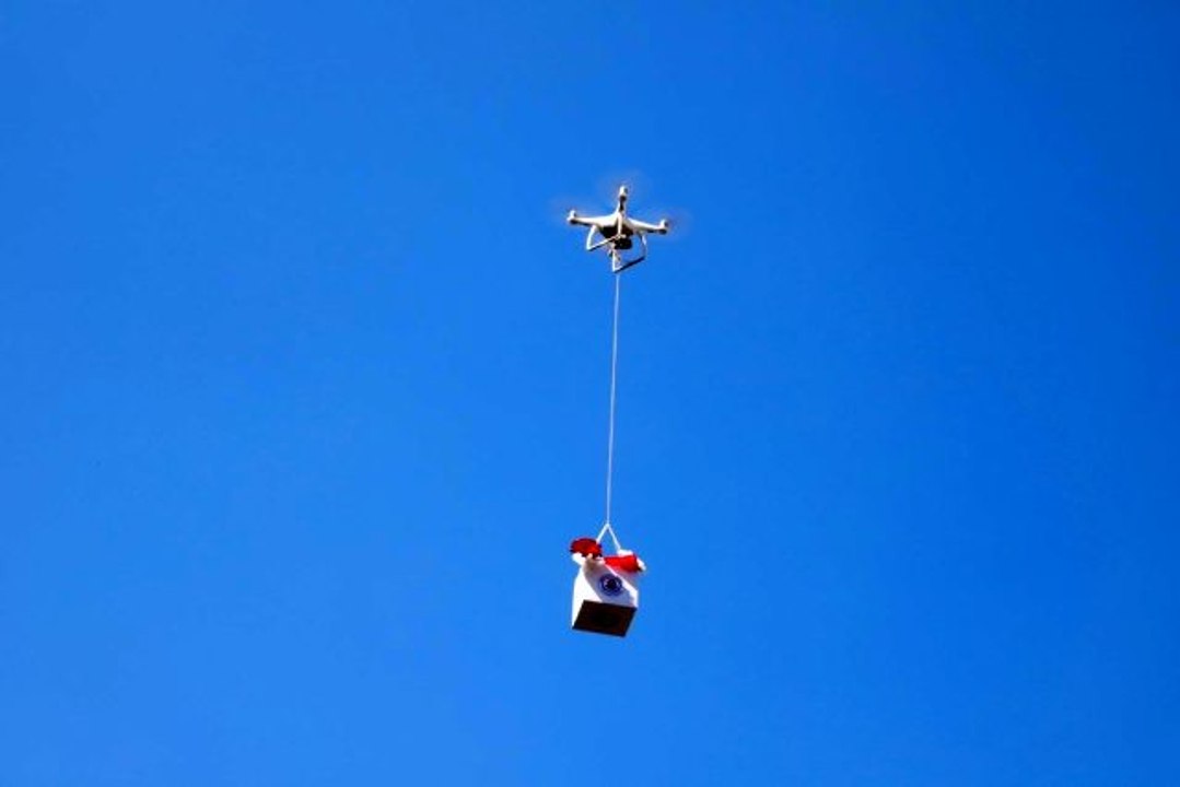 Kağıthane'de annelere drone ile çiçek