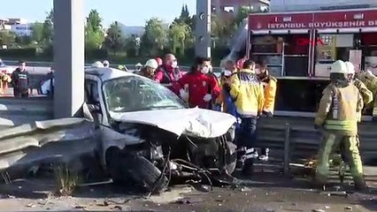 Tải video: TEM’de kaza yapan araçta sıkışan sürücüyü itfaiye kurtardı