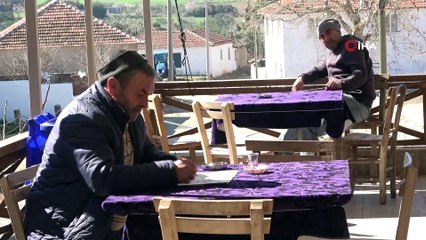 Bu köyün tabelasını gören soyunup fotoğraf çektiriyor